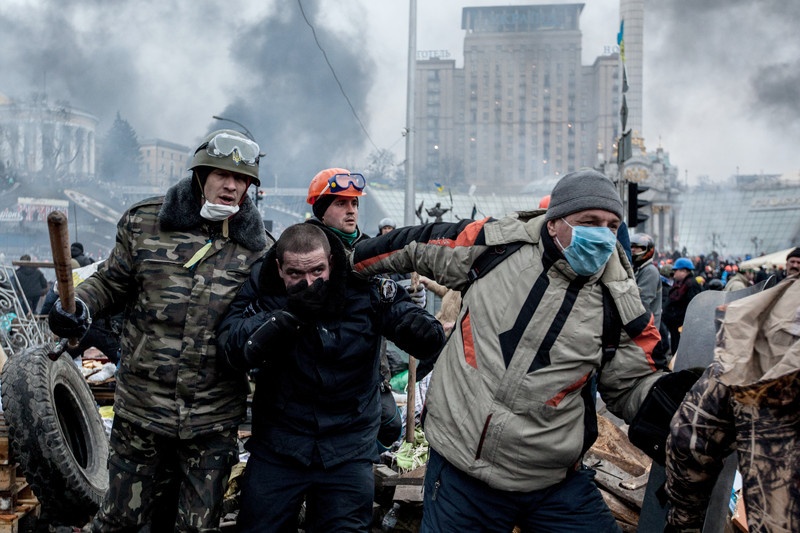 Майдановцы взяли в плен милиционера. Утро 20 февраля 2014 года. Фото: ЕРА