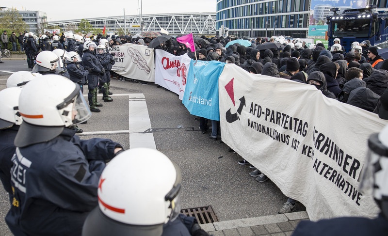 Съезд националистов в Штутгарте 30 апреля сопровождался стычками левых с полицией. Фото: ЕРА