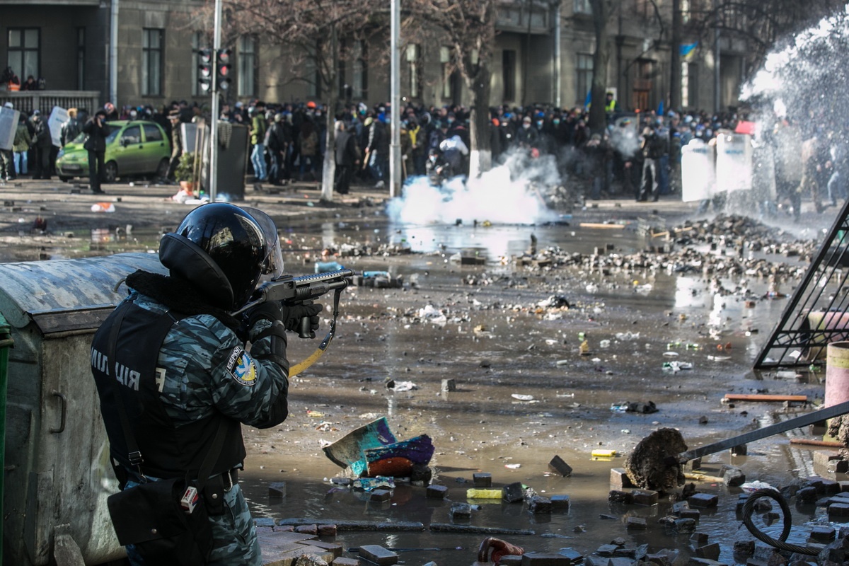 Сотрудник "Беркута" стреляет по митингующим Фото: Александр Хоменко / Gordonua.com