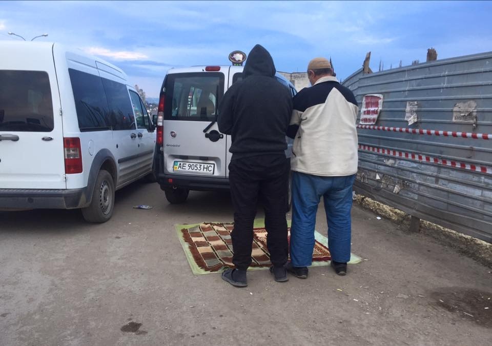 Ожидая своей очереди, автовладельцы пьют чай, едят самсу, спят и совершают намаз. Фото: Заир Акадыров / Facebook