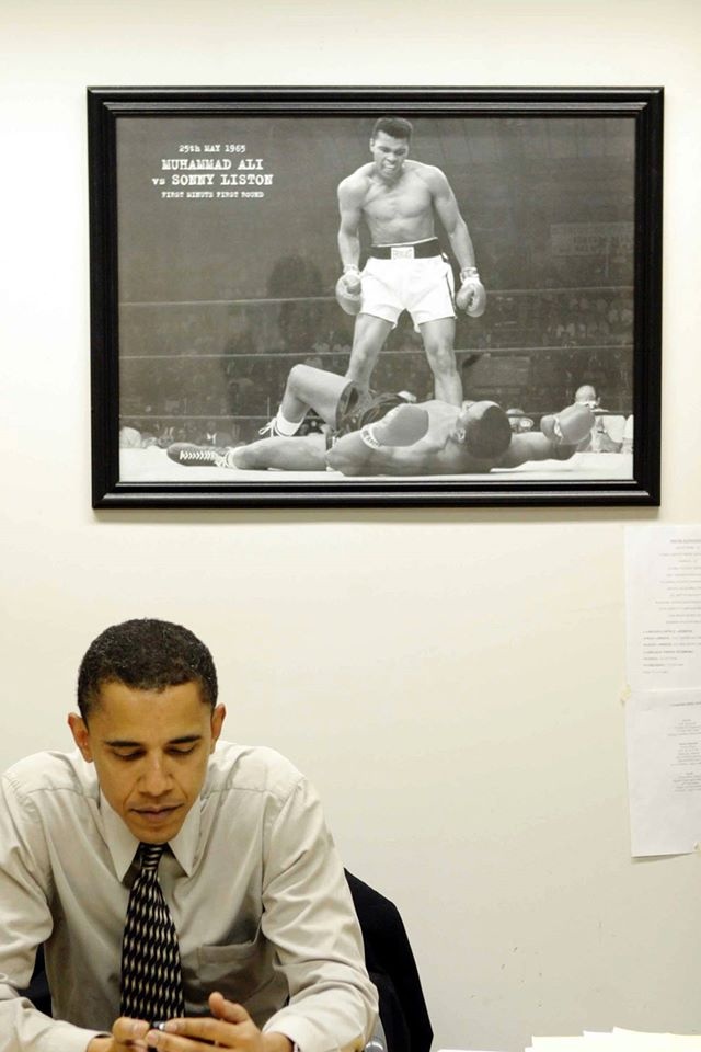 Барак Обама под легендарным снимком. Фото: White House / Facebook