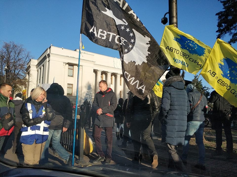 В день голосования водители автомобилей на еврономерах протестовали у Рады. Фото: Авто Евро Сила / Facebook