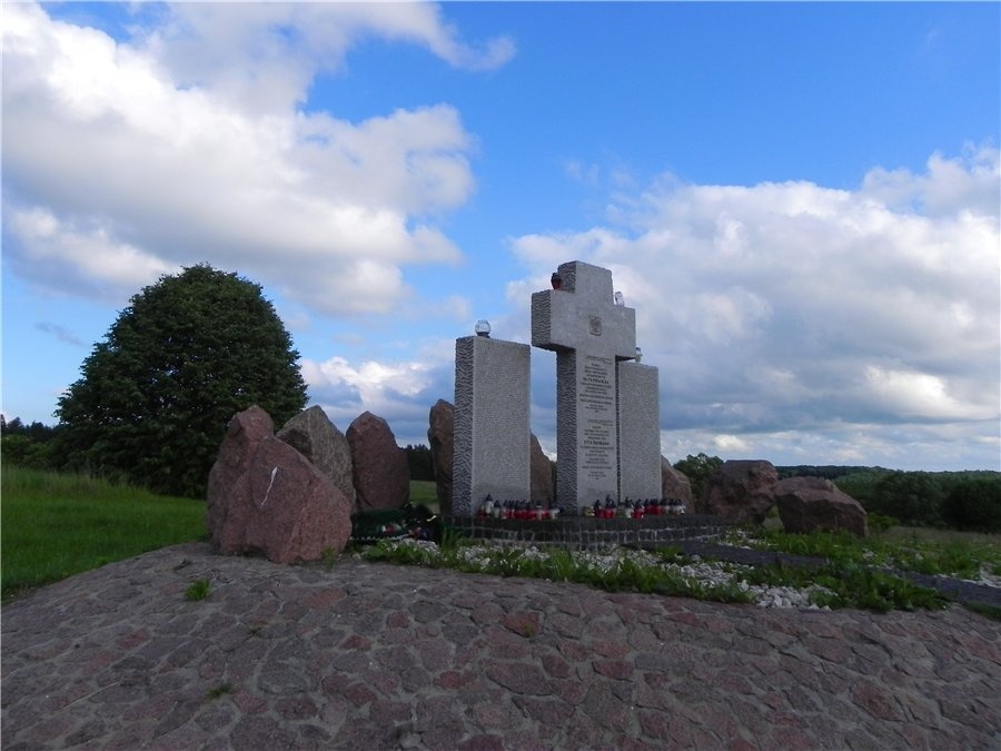 Памятник погибшим в Гуте-Пеняцкой в 1944 году / motocykl.net