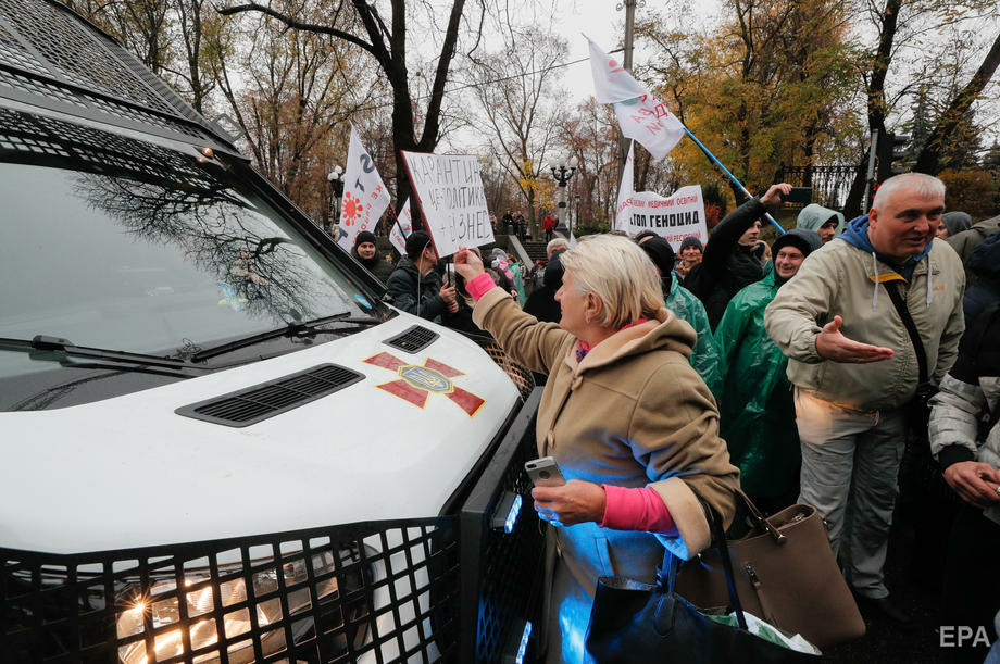 Мітинг антивакцинаторів у Києві 3 листопада. Фото: EPA