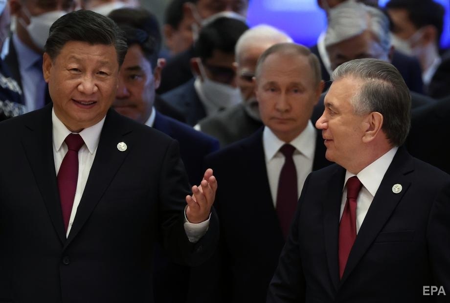 Сі Цзіньпін (ліворуч), Володимир Путін та президент Узбекистану Шавкат Мірзієєв у Самарканді. Фото: EPA