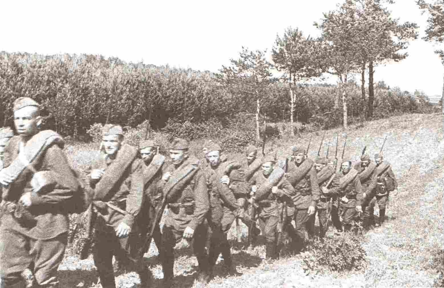  Советская пехота идет на позиции Киевского укрепрайона, июль-август 1941 г. Фото: kiev-1941.narod.ru