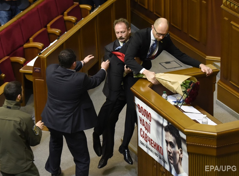 Нардеп Олег Барна выносит премьер-министра Арсения Яценюка из-за трибуны. 11 декабря 2015 г. Фото: EPA
