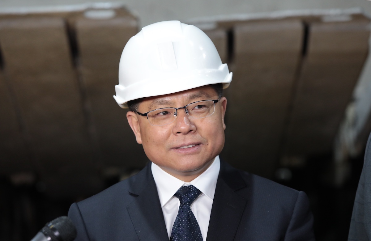 Генеральный директор Sany Heavy Equipment Чжан Чжихонь во время презентации оборудования компании на шахте ГП "Мирноградуголь"