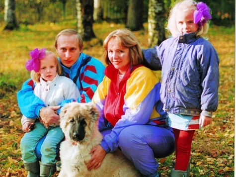 Путин с женой и маленькими дочерьми Фото: resfed.com
