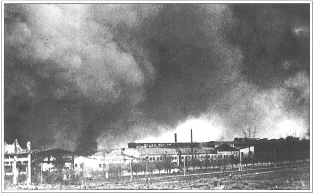 Последствия бомбардировки завода "Большевик" 22 июня 1941 года. Фото: borisfen70.livejournal.com