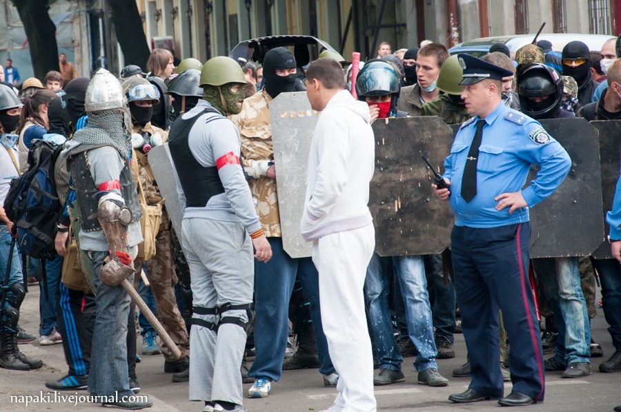 Вооруженные антимайдановцы под охраной милиции собираются поблизости от Соборной площади, где проходит патриотический митинг. Фото: napaki.livejournal.com