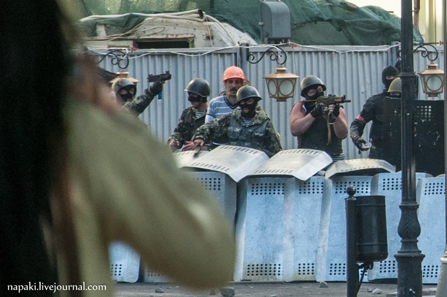 Антимайдановцы ведут огонь по своим оппонентам из автоматического оружия. Милиция при этом прикрывает их щитами. Фото: napaki.livejournal.com
