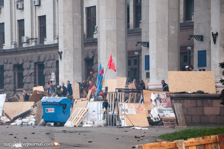 Антимайдановцы решили забаррикадироваться в Доме профсоюзов, что привело к трагическим последствиям. Фото: napaki.livejournal.com