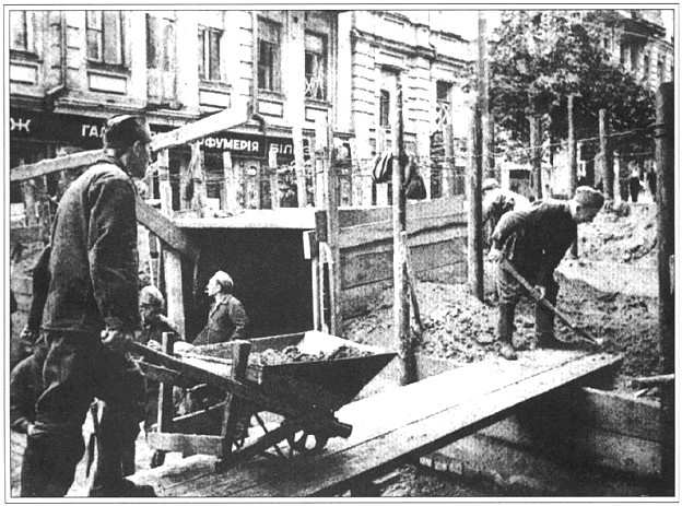 Строительство земляной баррикады поперек ул. Лютеранской, на углу Крещатика, 1941 г. Фото: borisfen70.livejournal.com