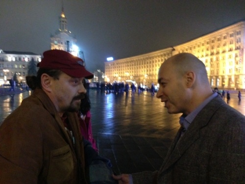 С Дмитрием Гордоном 21 ноября 2013 года на майдане Незалежности. "Сережа, я первый день Майдана хорошо помню...". — "Кстати, одним из первых я увидел тебя..."