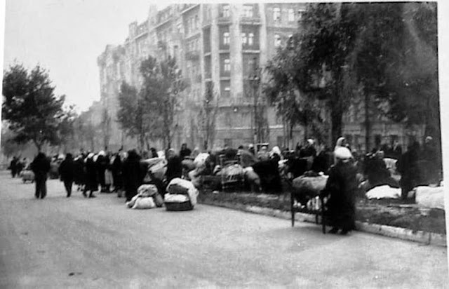 Погорельцы на бульваре Шевченко, Киев, 1941 год. Фото: lohocoust.blogspot.com