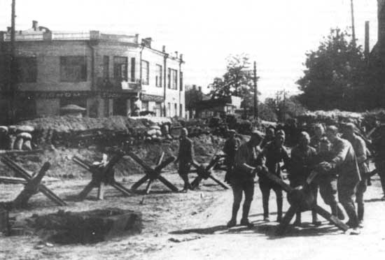 Установка противотанковых ежей по Брест-Литовскому проспекту возле завода 