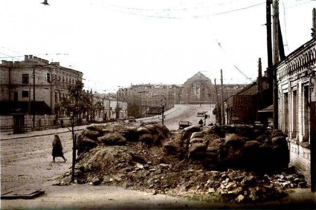 Киев 1941 год. Вид на вокзал со стороны улицы Коминтерна, военные укрепления Фото: retrobazar.com