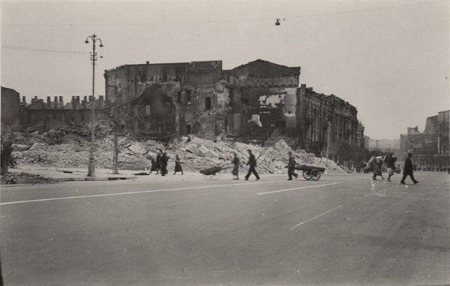 Угол Крещатика и улицы Институтской, осень 1942 года. Фото: borisfen70.livejournal.com