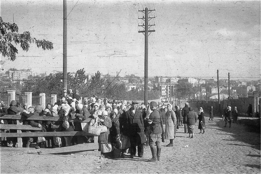 Регистрация военнослужащих и бывших заключенных на углу улиц Керосинной и Лагерной, около стадиона "Зенит". Фото: borisfen70.livejournal.com