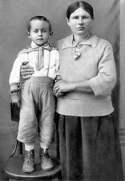С мамой, весна 1944 года. Елена Кирилловна всю жизнь проработала в колхозе. Фото: bulvar.com.ua