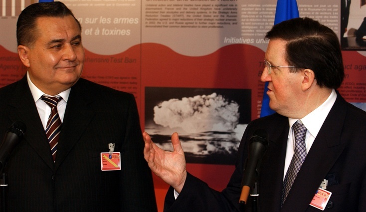 Марчук с генеральным секретарем НАТО Джорджем Робертсоном, Брюссель, 2002 год. Фото: bulvar.com.ua