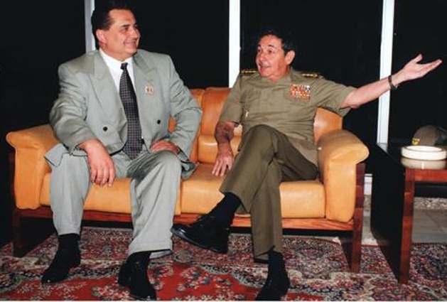 С братом Фиделя Кастро Раулем — кубинским революционером и государственным деятелем, а ныне руководителем Кубы. Фото: bulvar.com.ua