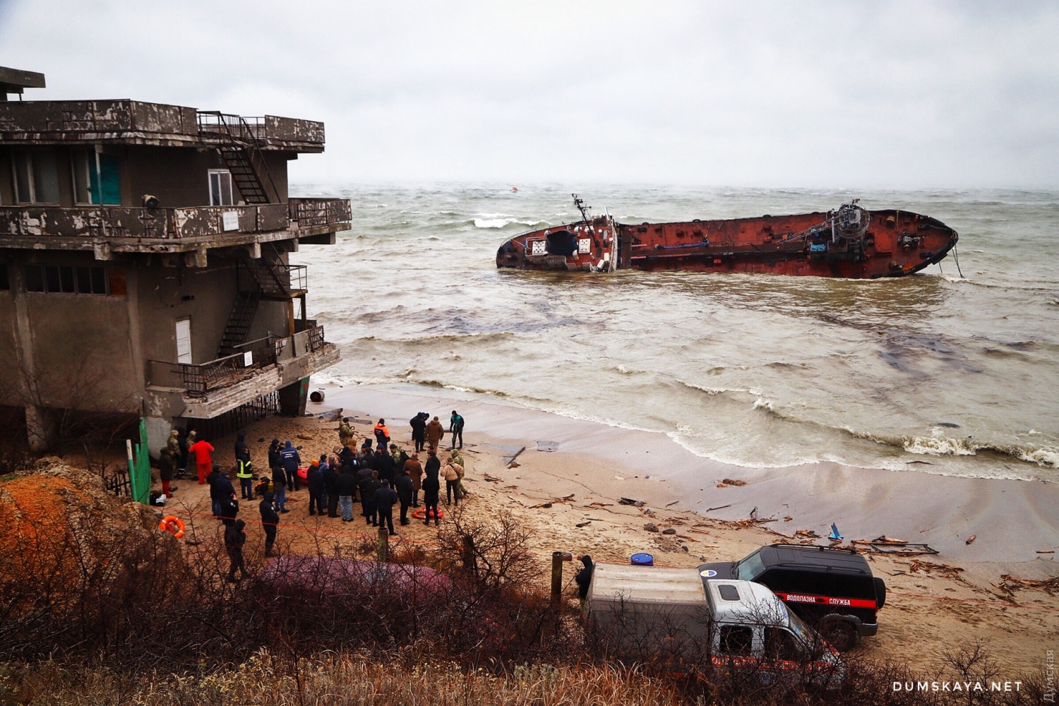 Почему потерпели крушение. Затонувший танкер в Одессе. У Одессы затонуло судно. Танкер Амоко Кадис катастрофа. Затонувший корабль в Одессе.