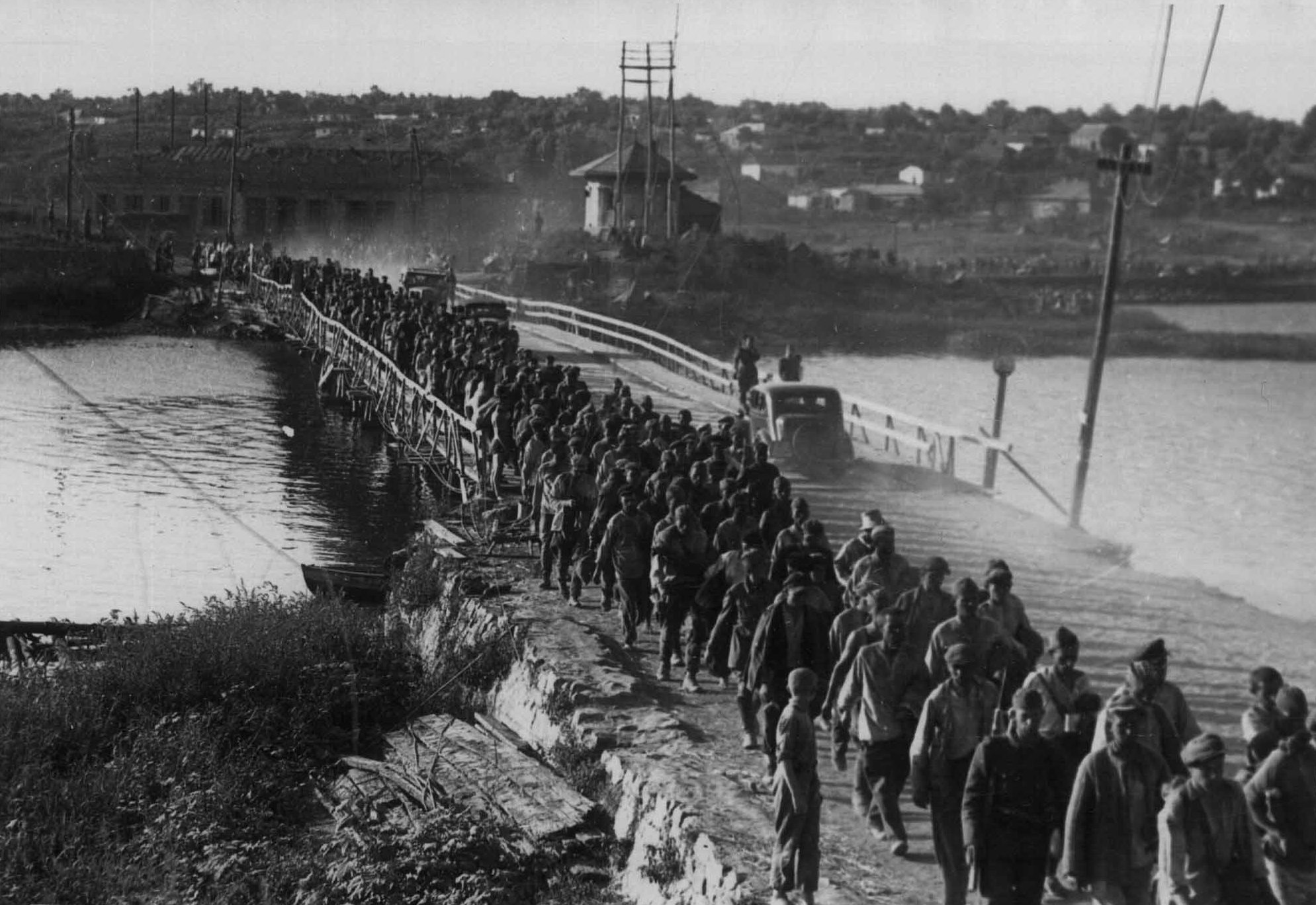 Колонна военнопленных движется через мост в Первомайске Николаевской обл., 1941. Фото: waralbum.ru