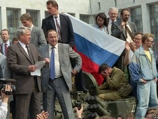 Борис Ельцин (слева), Александр Коржаков и Виктор Золотов. Снимок сделан возле Белого дома в августе 1991 года. Фото: wikimedia.org