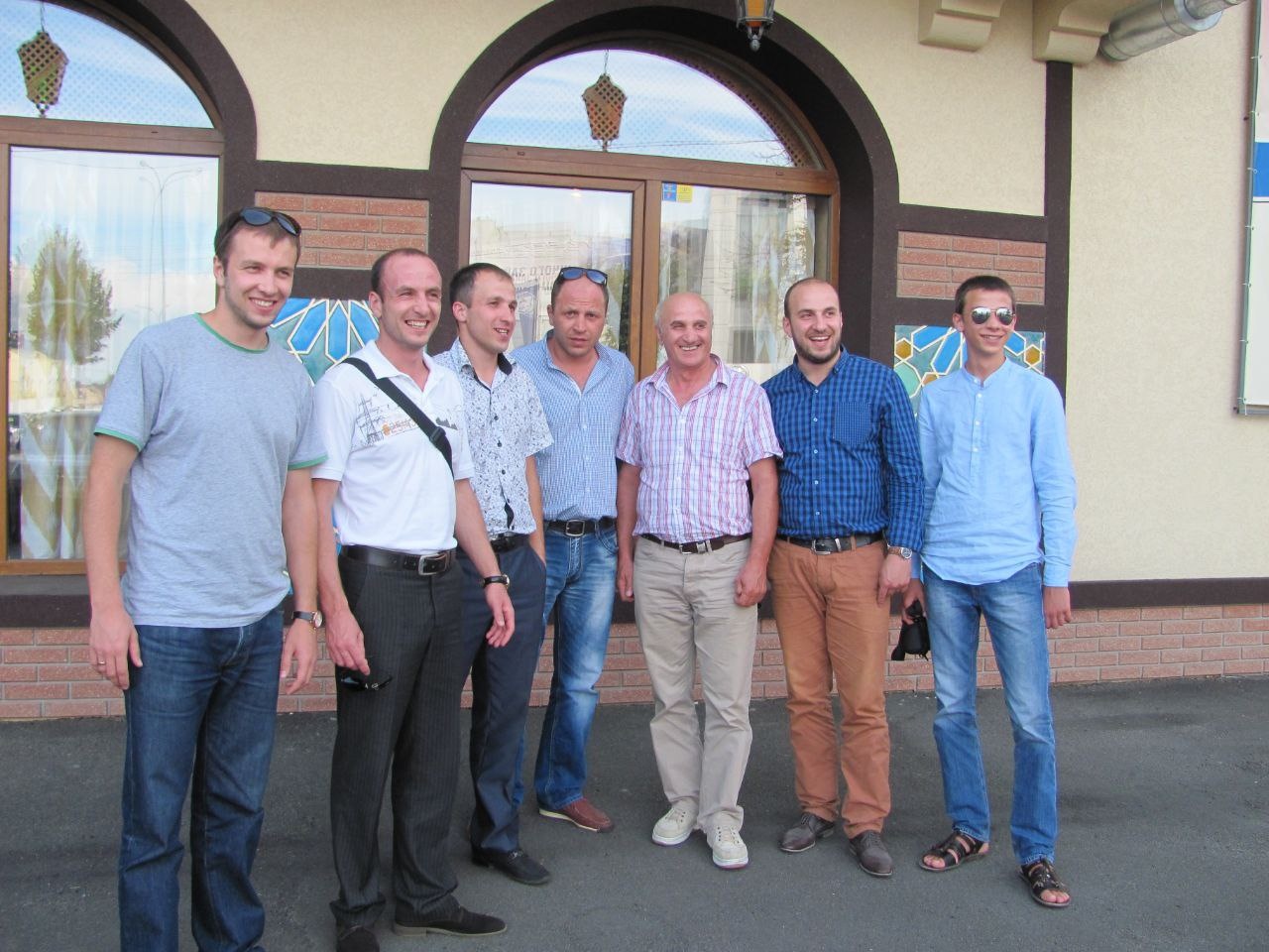 Слева направо: Спартак, Эрнест, Ярослав, Темури, Бондо, Ринат и Самуил Мачарашвили. Фото из архива семьи