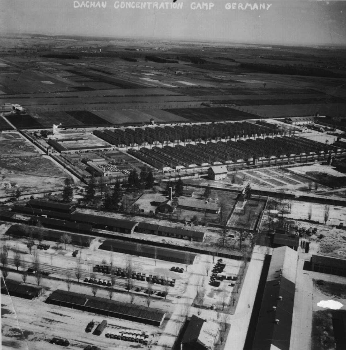Концлагерь Дахау с высоты птичьего полета. 1945 год. Фото:
