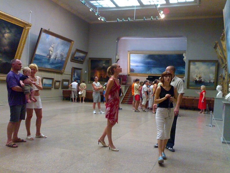 В феодосийской галерее хранится самое большая картина Айвазовского "Среди волн" размером 2,82 на 4,25 м. Фото: feodosea.com