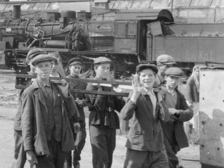 На снимке подростки, которые во время оккупации трудились на Киевском железнодорожном ремонтном заводе. Фото: RVM (Ittenbach)