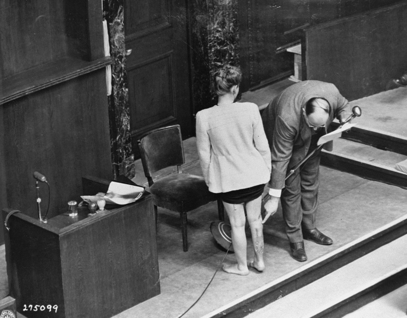 Бывшая пленница демонстрирует на Нюрнбергском процессе следы "экспериментов"