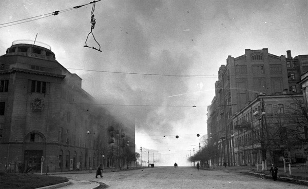 Горящее здание Дома офицеров на Хрещатике. Ноябрь, 1943 года. Фото: archives.gov.ua