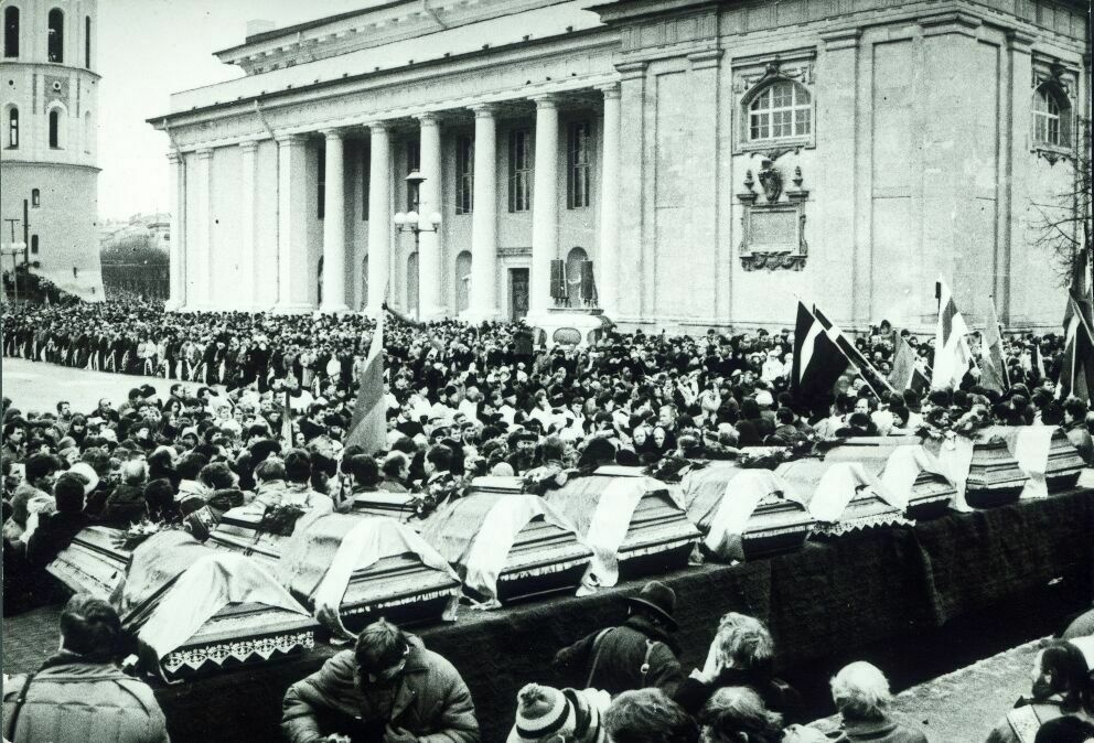 Церемония похорон жертв событий в Вильнюсе. Январь 1991 года. Фото: wikipedia.org