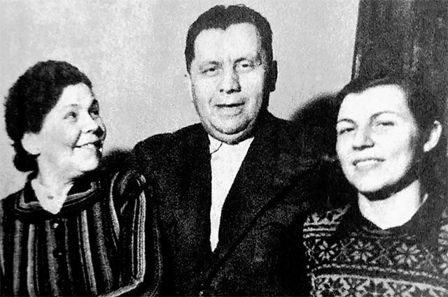 Наума Эйтингон с Ольгой Наумовой и Зоей Зарубиной, 1950 г. Фото из семейного архива Зарубиной / aif.ru