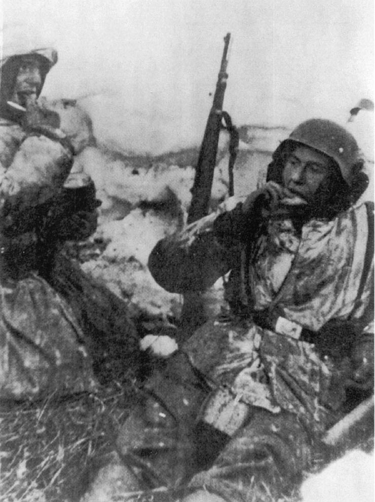 Немецкие солдаты возле села Скрипаи в Харьковской области. Февраль 1943г. Фото: dalizovut.narod.ru