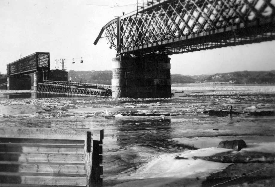 Разрушенный железнодорожный мост через Днепр. 1942 год. Фото: Reibert / Livejournal