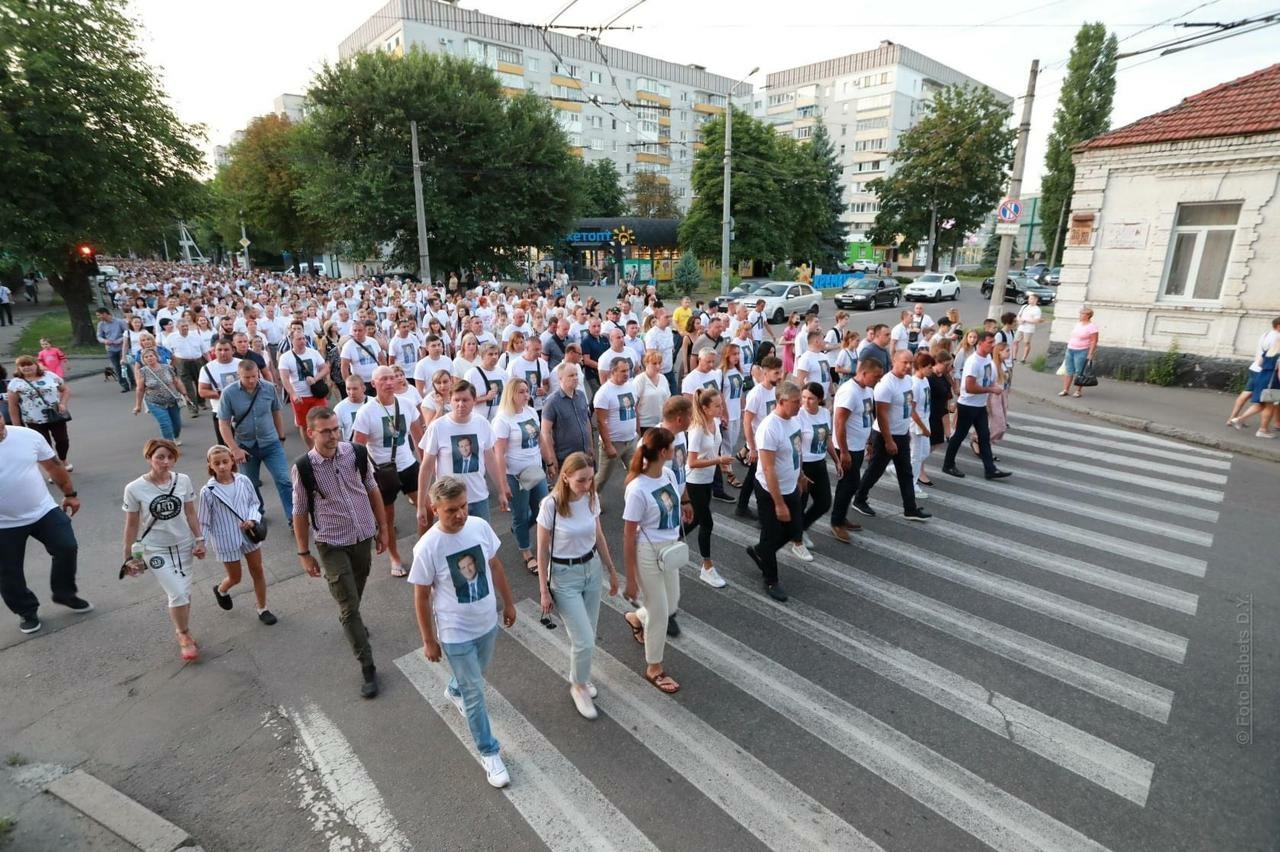25 июля в Кременчуге прошло памятное шествие, приуроченное седьмой годовщине гибели мэра Олега Бабаева. Фото
