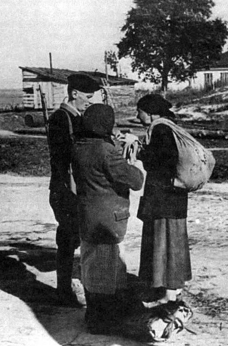 Летом 1942 года киевлянам запретили ходить в села и менять вещи. Фото: hc.east-site.ru