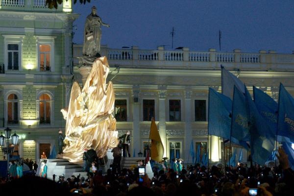 Відкриття пам'ятника у 2007 році. У натовпі прапори Партії регіонів. Фото: viknaodessa.od.ua