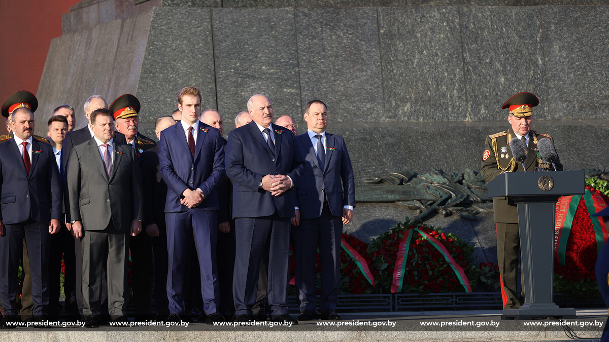 Лукашенко с сыновьями на мероприятиях по случаю 9 мая в Минске. Фото: president.gov.by