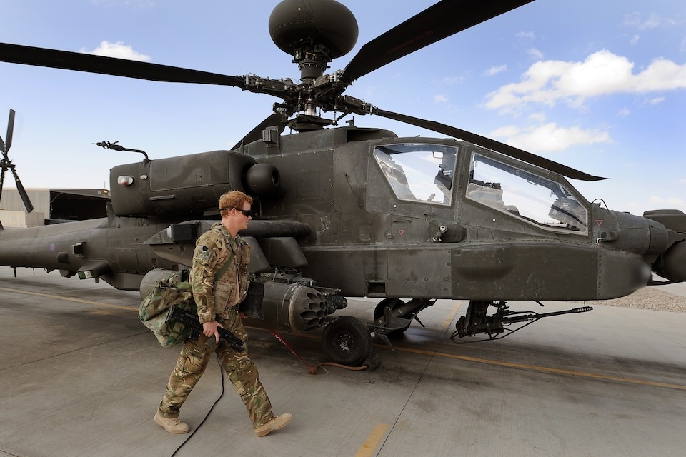 Принц Гарри служил пилотом ударного вертолета Apache в составе британской армии в Афганистане. Фото: gov.uk