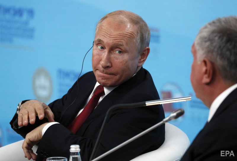 2019 рік. Путін і Сечін розмовляють в ході російсько-китайського енергетичного форуму. Фото: Yuri Kochetkov / ЕРА