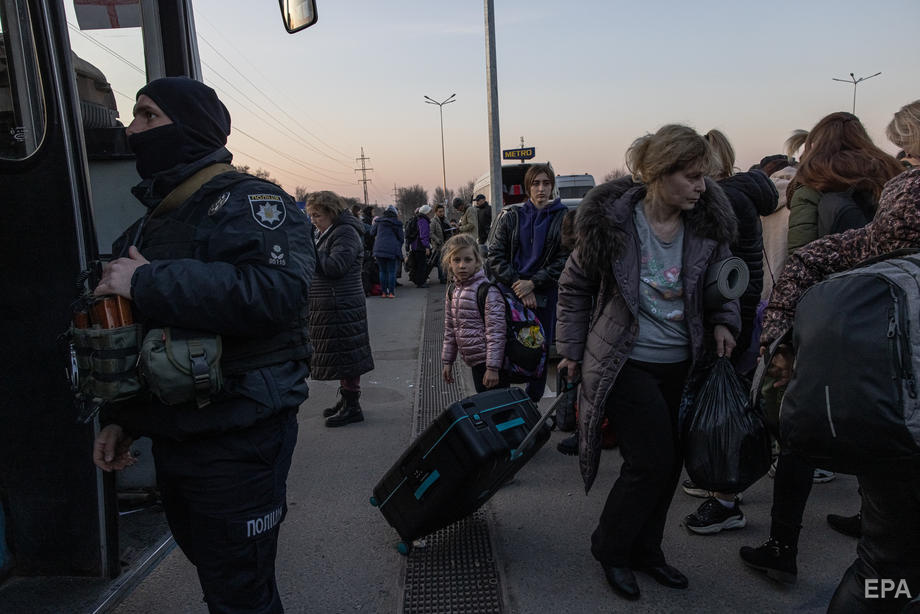 Запорожье, эвакуированные украинцы из Мелитополя и Мариуполя. Фото: Roman Pilipey / ЕРА