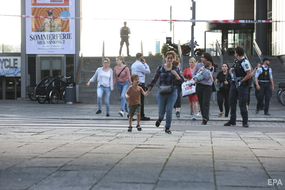 Евакуація людей з торгового центру після стрілянини. Фото: ЄРА