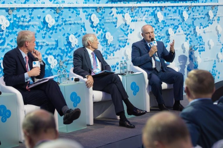 Смешко (перший праворуч) на Ялтинській конференції в Києві, 2019 рік. Фото: sylaichest.org
