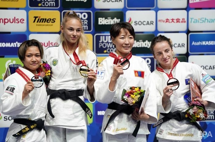 Белодед (вторая слева) после победы на чемпионате мира (Фото: EPA)
